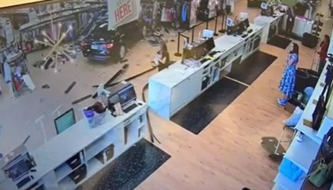 Video: Auto fuera de control choca se estrella contra una tienda y desata el pánico en clientes