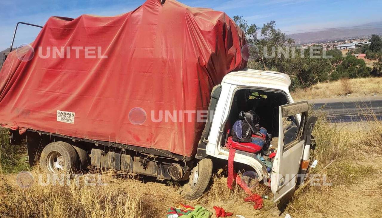 Reportan un muerto y seis heridos tras choque de camión con un cerro en la ruta nueva Cochabamba - Santa Cruz
