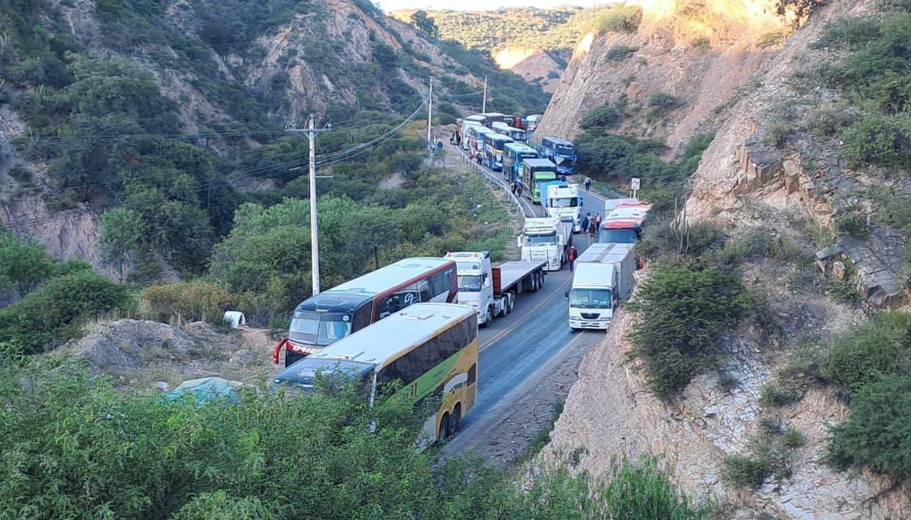 Transporte libre bloquea la ruta Cochabamba – Oruro en rechazo a “invasión” de rutas de interprovinciales