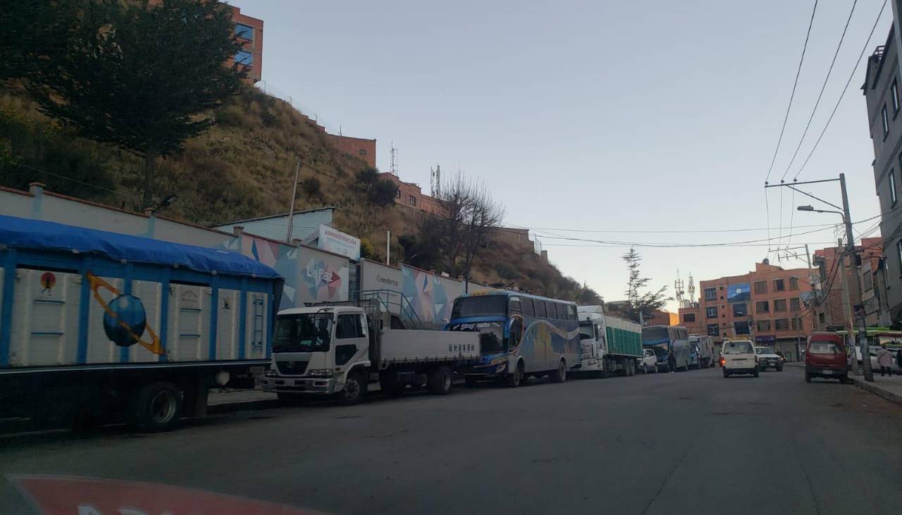 Ante las filas, el ministro de Hidrocarburos dice que hay gente que acopia combustible por la incertidumbre por el cambio de Gobierno