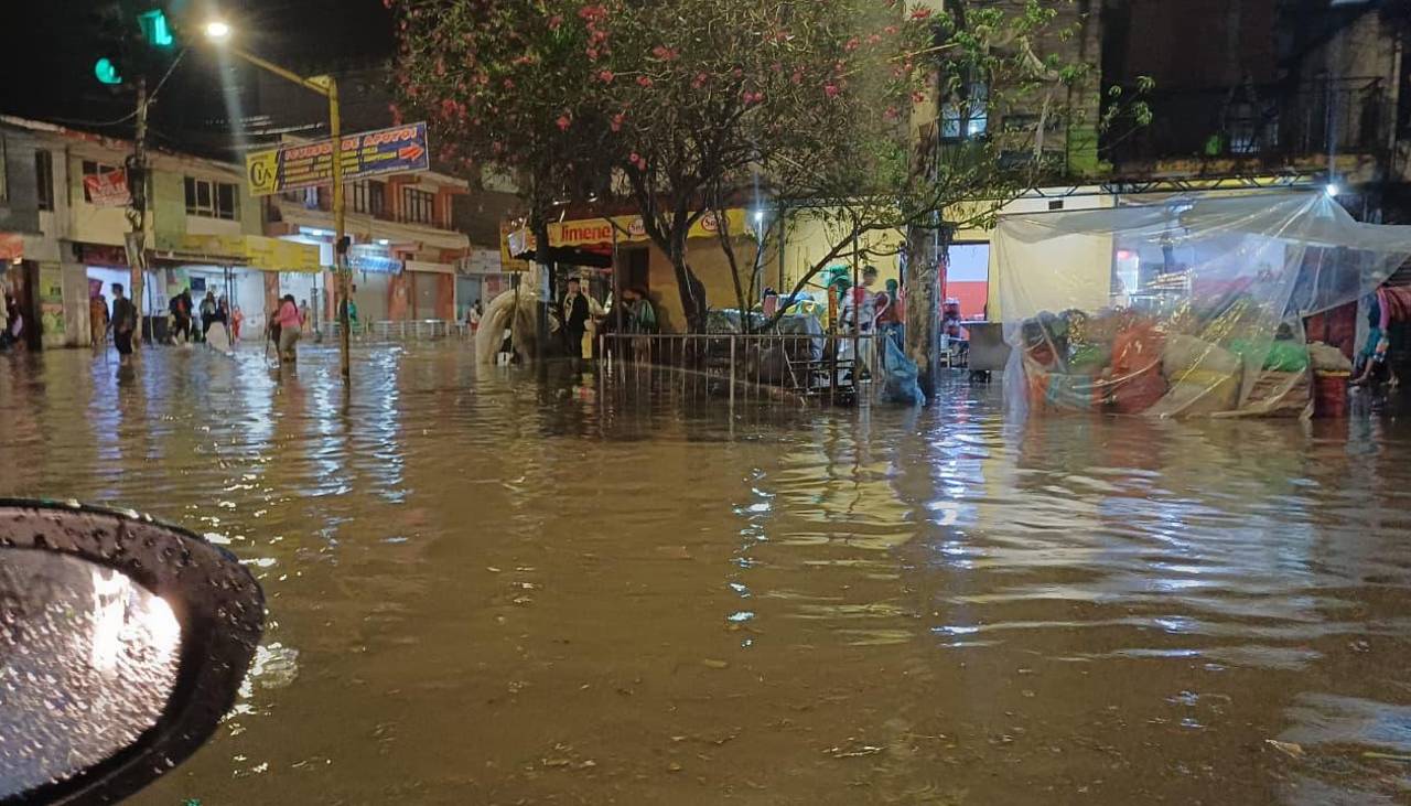 Calles bajo el agua, así quedó el centro de Quillacollo tras lluvia