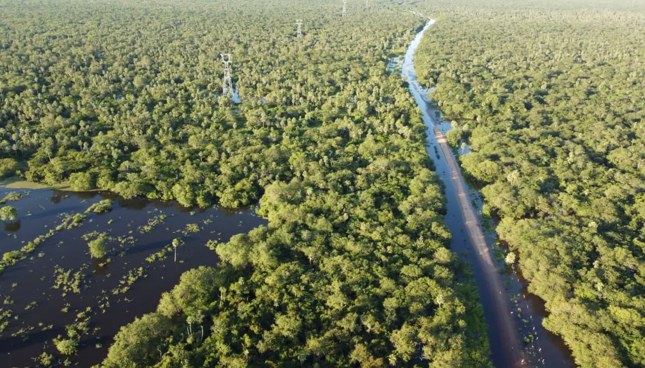 Intensas lluvias provocan el rebalse de ríos e inundan la vía que conecta a varias comunidades del este de Santa Cruz