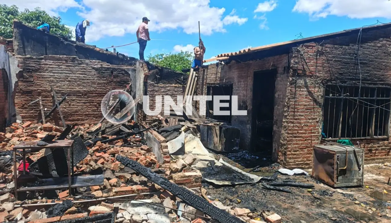 Un incendio consume una vivienda y deja dos personas heridas en la zona norte de Santa Cruz de la Sierra