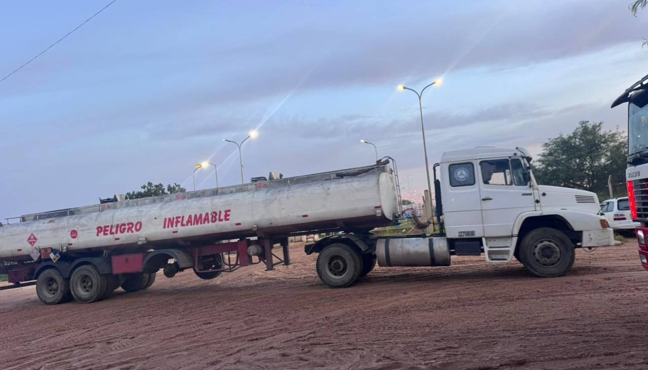 Choferes de cisterna reportan incremento del despacho de combustibles en la refinería de Palmasola