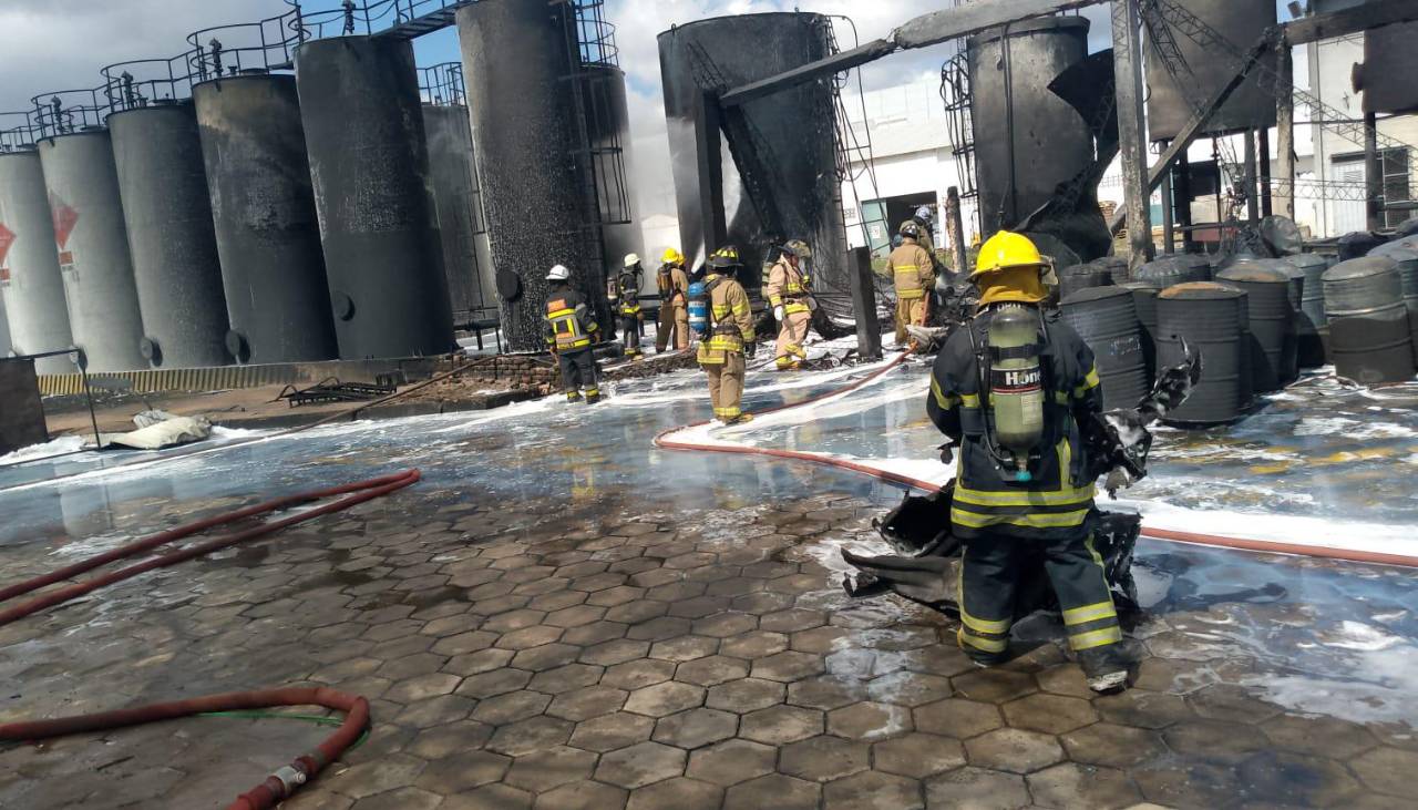 Tras un trabajo de casi 19 horas, logran controlar el incendio en una fábrica del Parque Industrial