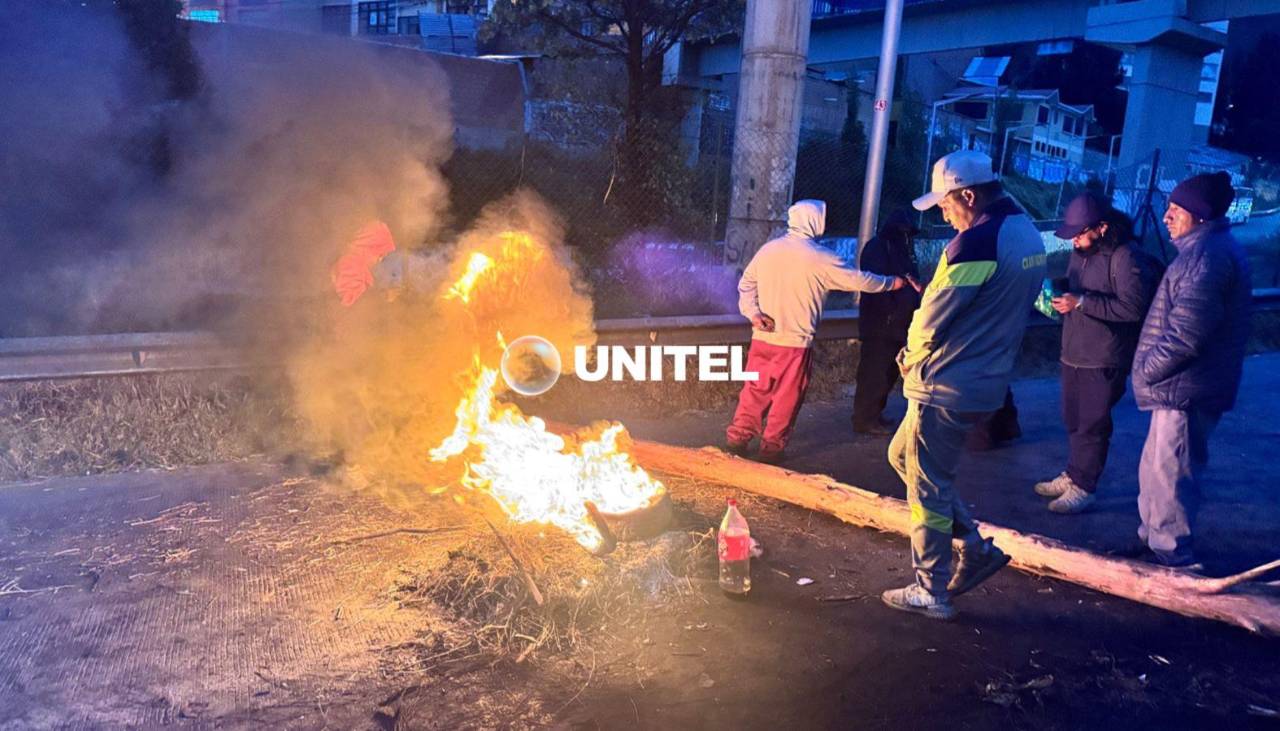La Paz: Conductores prenden fogatas y bloquean el acceso a la autopista para exigir combustibles