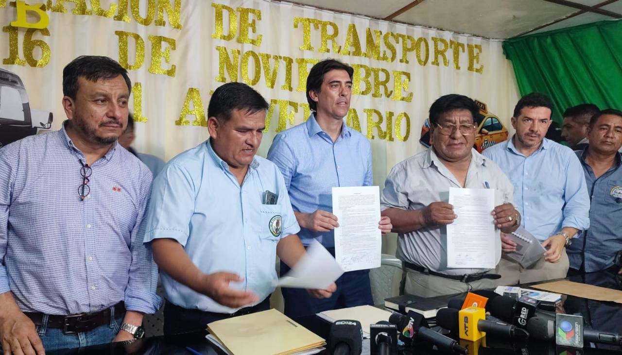 Gobierno y transportistas firman acuerdo en Santa Cruz para atender emergencias y se suspende amenaza de paro