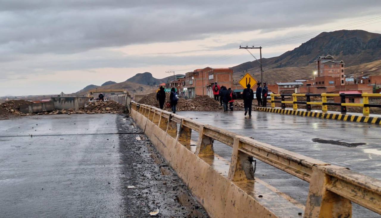 Facción de campesinos cierra la ruta al lago Titicaca por segundo día: la Policía está en apronte