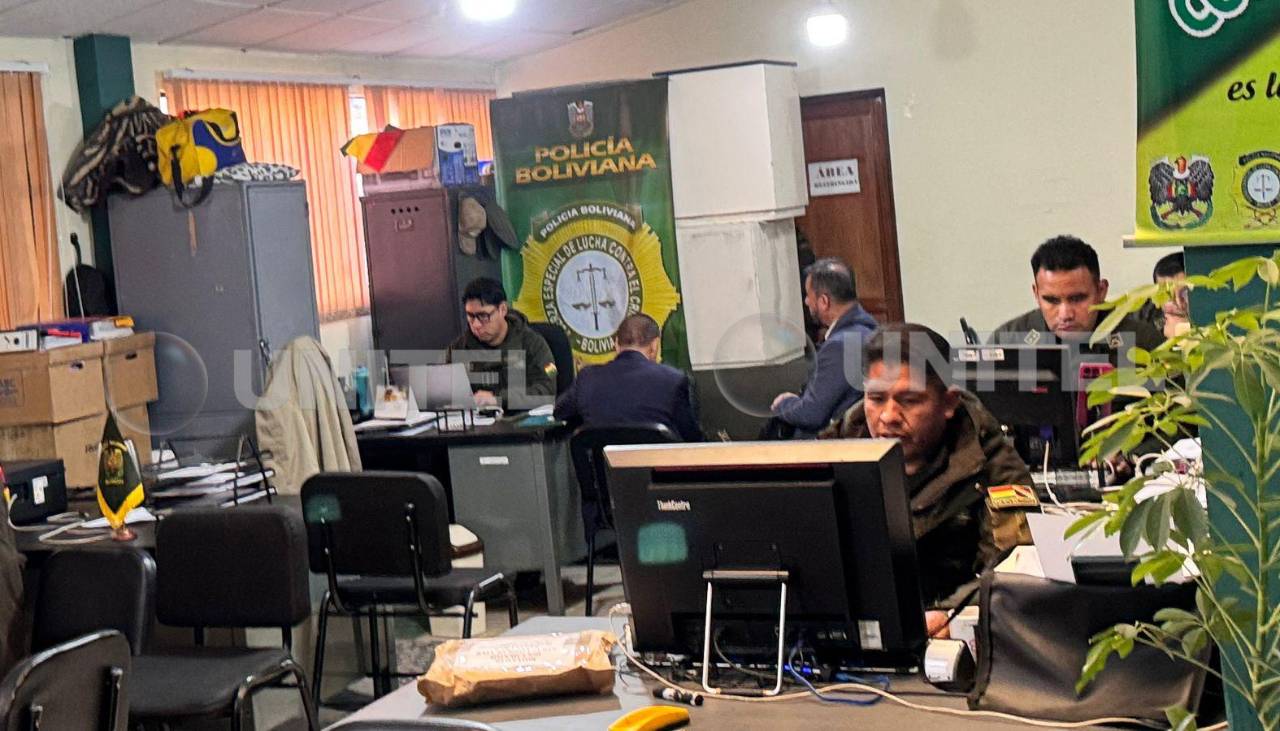 Tras declarar en la Fiscalía, el exministro Medinaceli evitó opinar del caso de presunto sobreprecio en compra de crudo