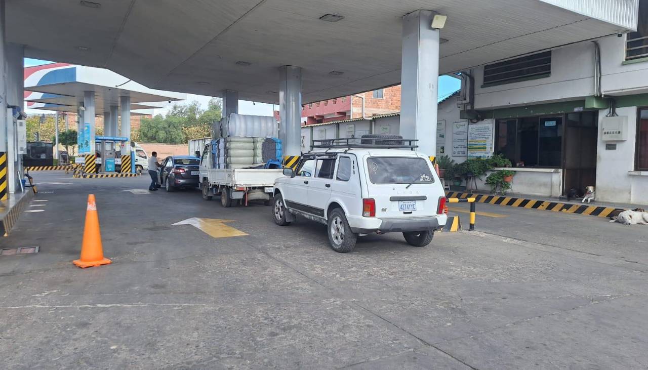 Vuelven las filas por gasolina en el eje troncal del país y provocan embotellamientos en varias zonas