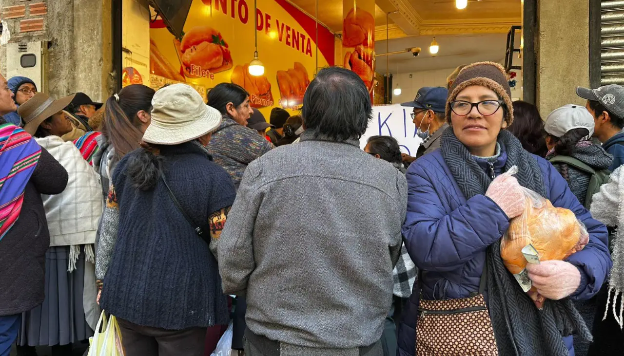 “Ya no llega pollo”: Familias dicen que tienen que madrugar para obtener el producto en mercados de La Paz 