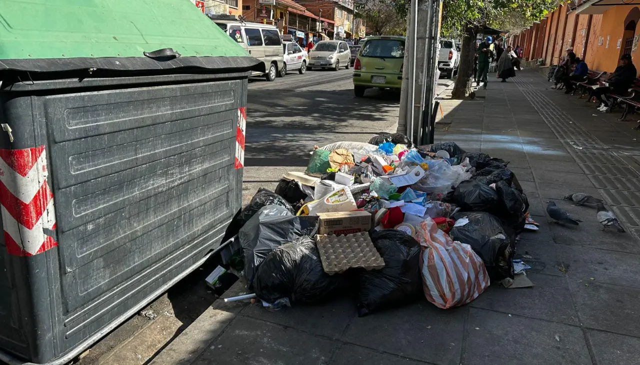 Alcaldía se querella contra los trabajadores que bloquean el relleno de La Paz y se aviva el conflicto por la basura
