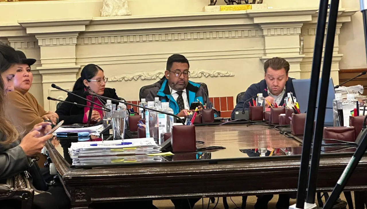 Concejo Municipal aprueba en sus dos estaciones ley que pretende frenar el parqueo tarifado en La Paz