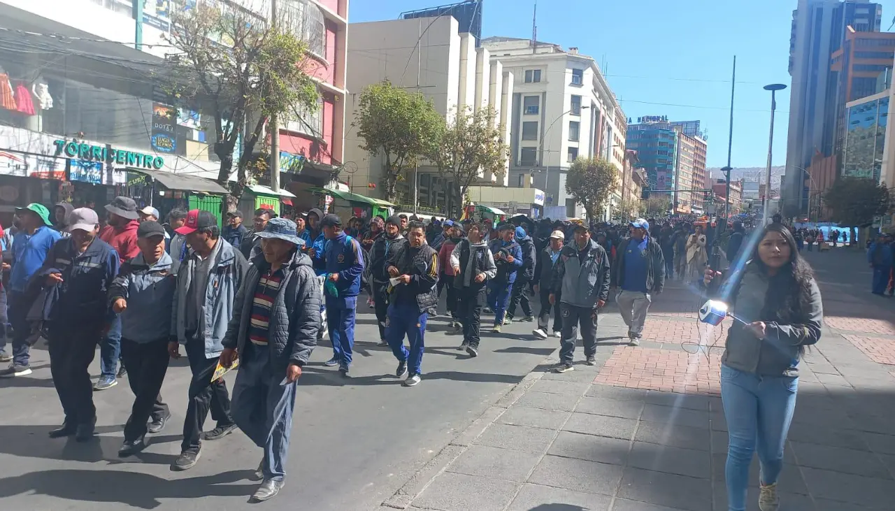 Choferes colapsan el centro de La Paz para exigir combustibles en medio de escenas de violencia