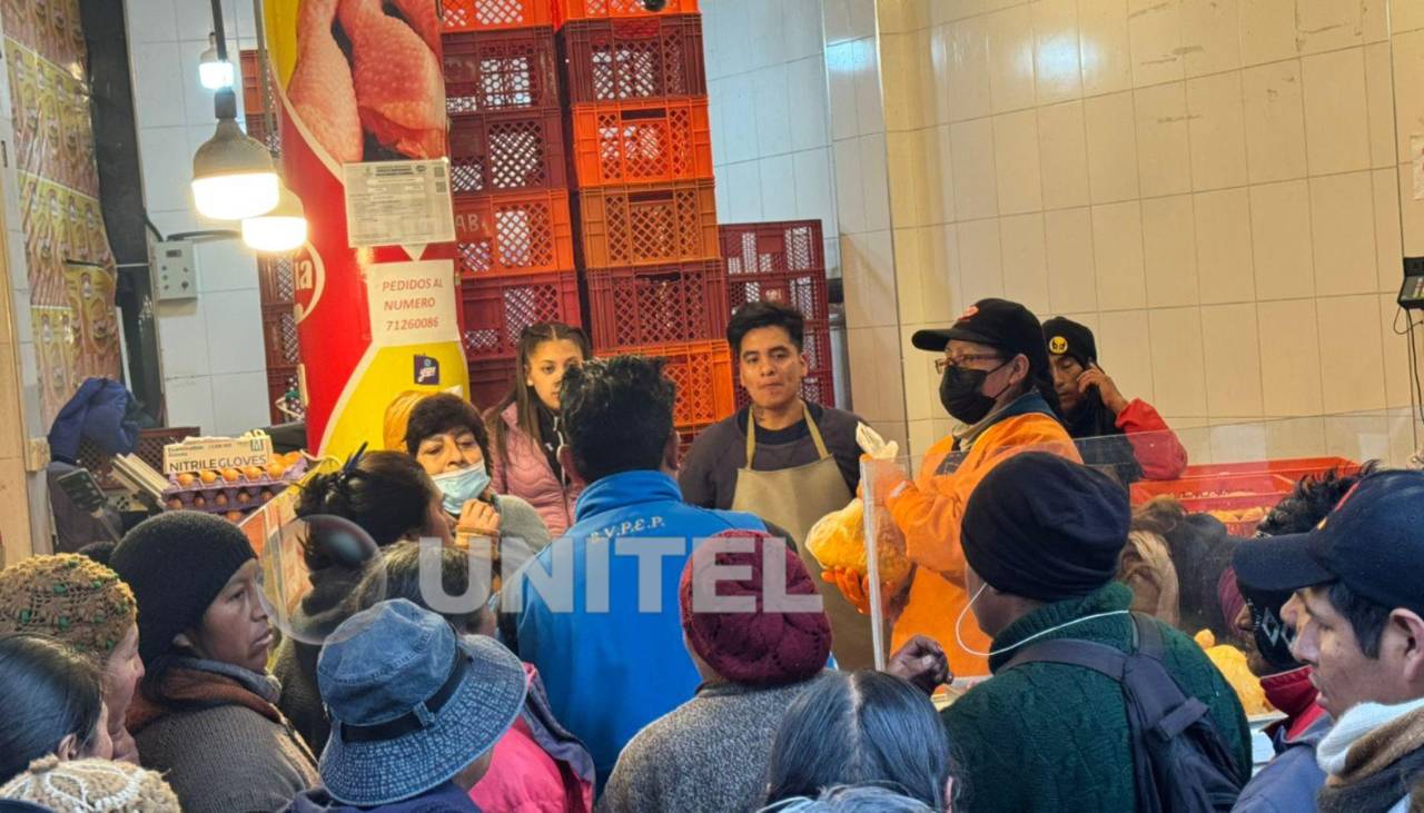 Por bloqueos, la gente hace fila por más de cuatro horas en busca de pollo en La Paz y racionan su venta a una unidad