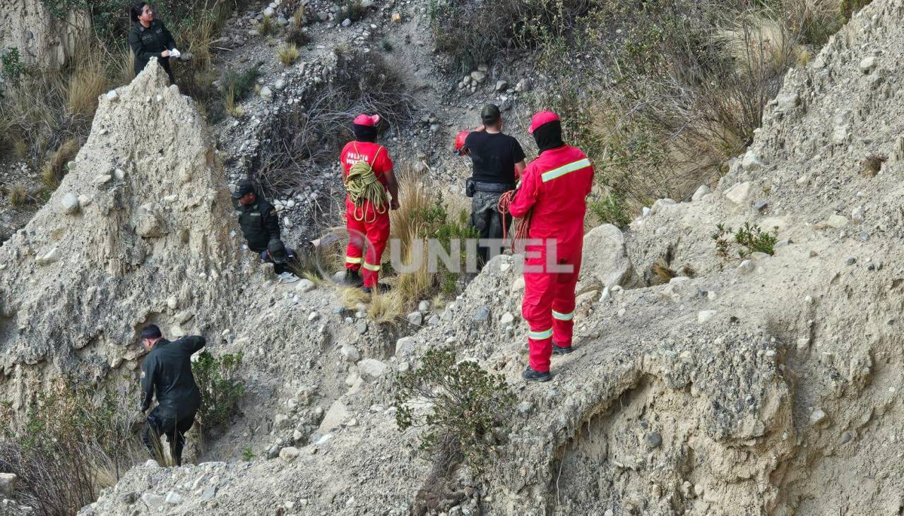 Hallan muerta a joven reportada como desaparecida; la Policía cree que fue asesinada en otro lugar antes de ser lanzada a un barranco