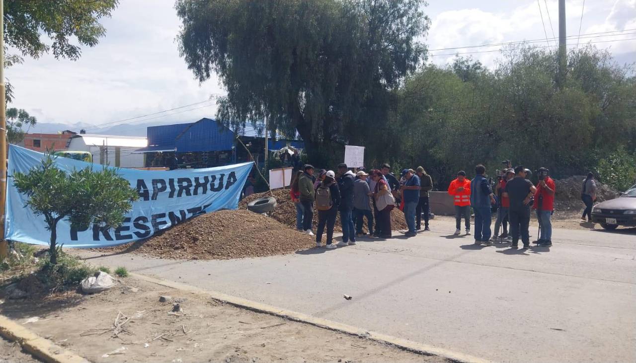 Bloquean la ruta que une Cochabamba con el occidente para evitar el ingreso de camiones con basura de Cercado