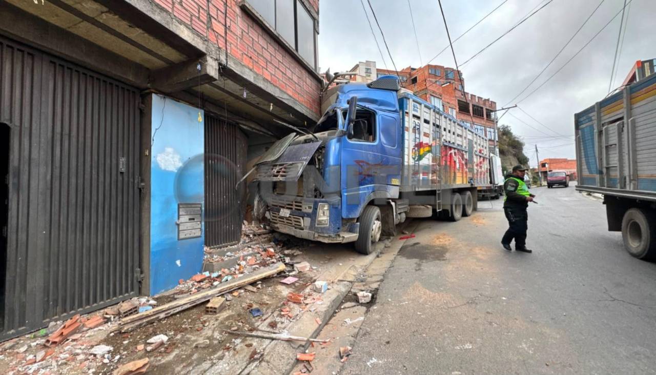 “He sentido un temblor”: Camión cargado con cerdos se estrella contra una vivienda de La Paz