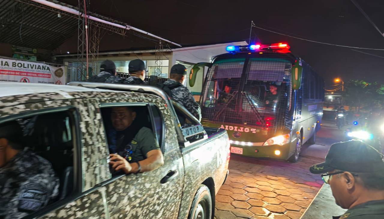 Con agentes de élite, la Policía traslada a 19 peligrosos reos desde Palmasola a Chonchocoro y Cantumarca