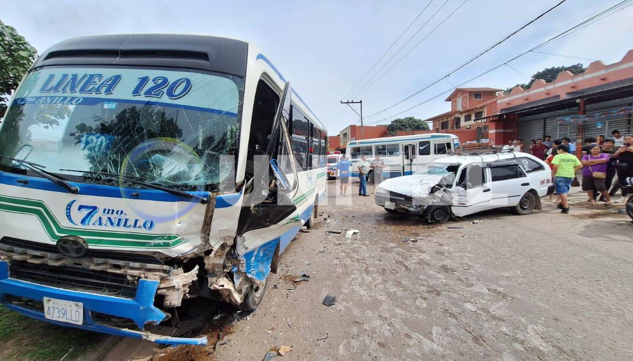 Accidente en Santa Cruz: Choque entre un taxi y un micro deja cuatro heridos