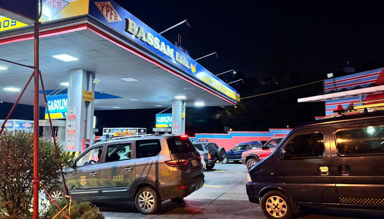Termina junio y no cesan las filas de vehículos en el eje central en busca de combustible