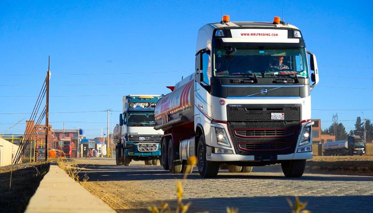 En medio de las filas en surtidores, YPFB anuncia despacho de 500.000 litros de gasolina y 15.000 garrafas a áreas rurales de La Paz