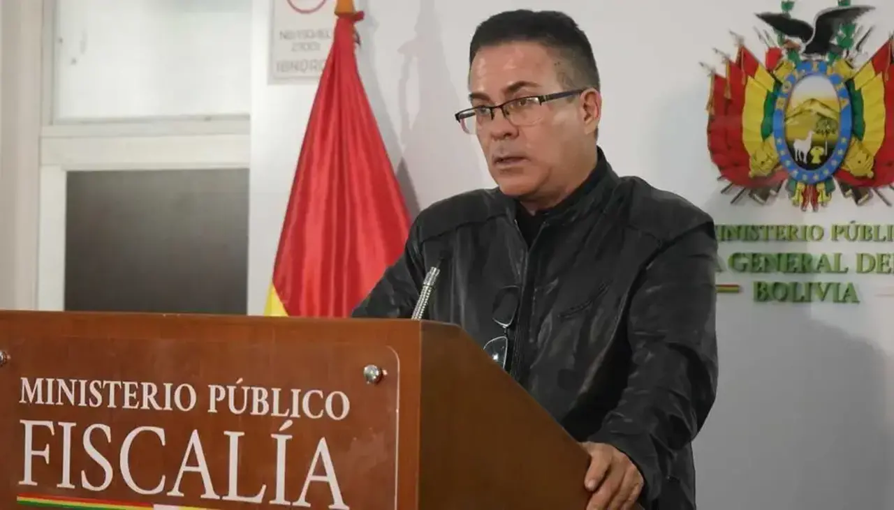 “Es irrelevante”: Urioste evita referirse al “amigo” que lo sugirió y defiende la legitimidad de su designación como fiscal general