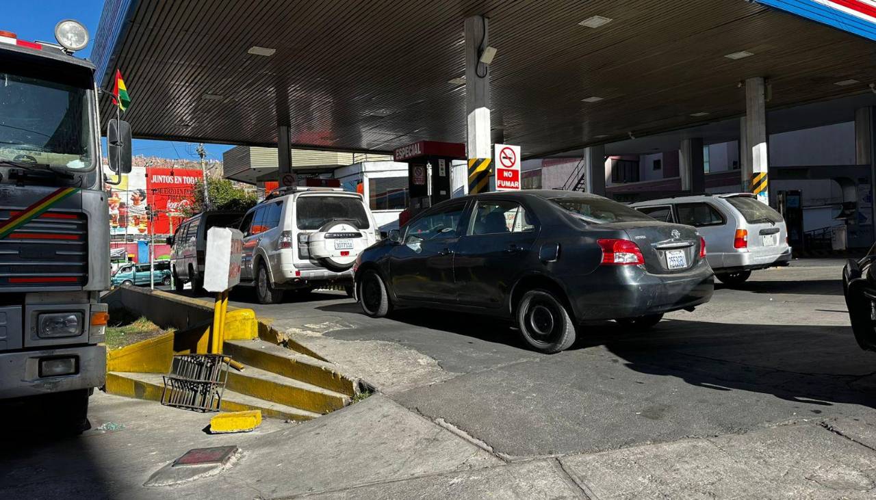 “El pueblo está sufriendo”: filas por combustible en el eje troncal del país marcan el feriado del 7 de agosto