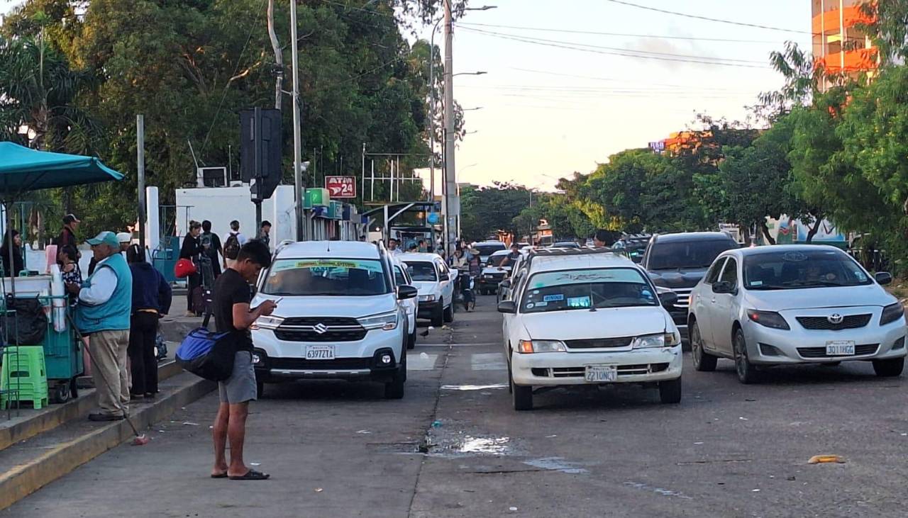 Santa Cruz: En camiones o taxis, vecinos buscan la forma de movilizarse en el segundo día del paro de micreros