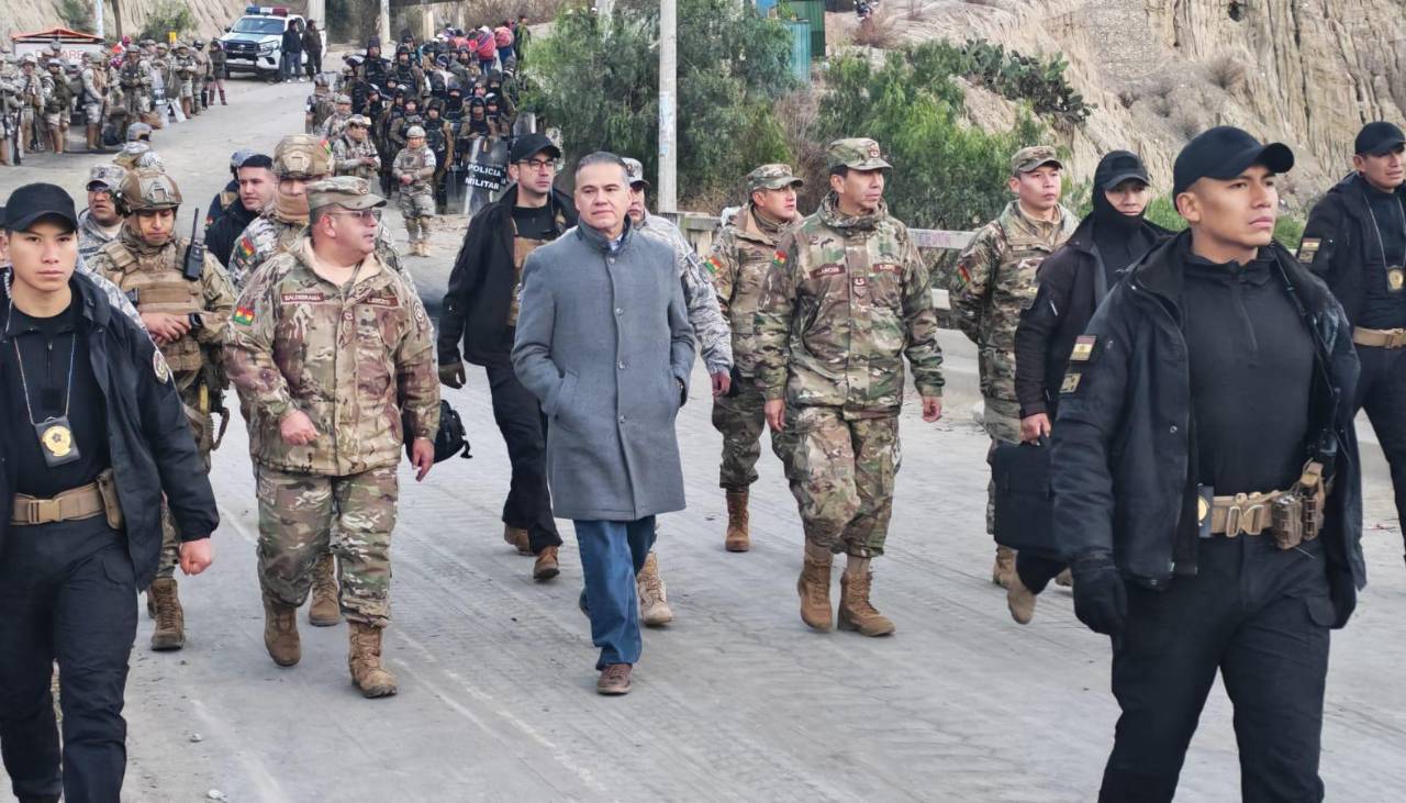 Ministro Justiniano lidera operativo de desbloqueo en ruta a Mecapaca tras 36 días de bloqueos