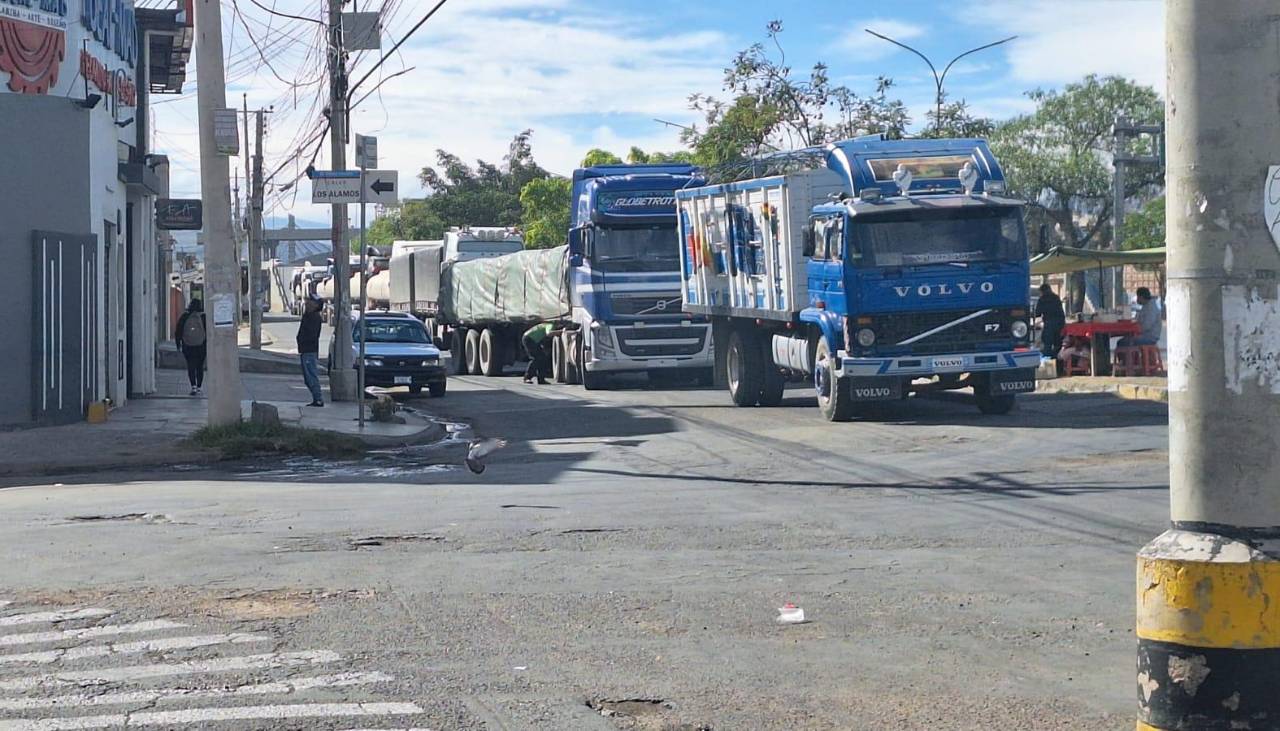 “No descartamos romper el Estado de excepción”, dice dirigente del transporte pesado ante filas por diésel