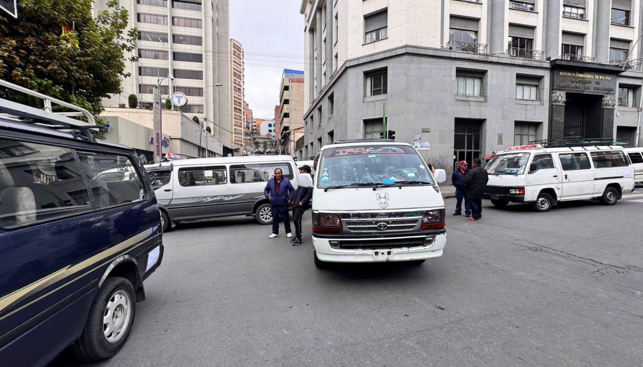 Choferes bloquean el centro de La Paz para reclamar por la “mala calidad” de la gasolina y urgen reunión con el Gobierno