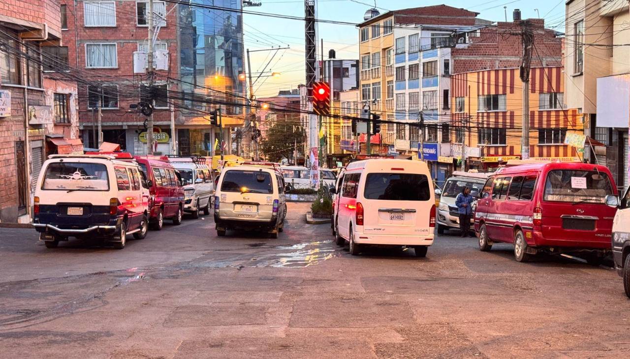 La Paz amanece con puntos de bloqueo de choferes que reclaman por la gasolina desestabilizada