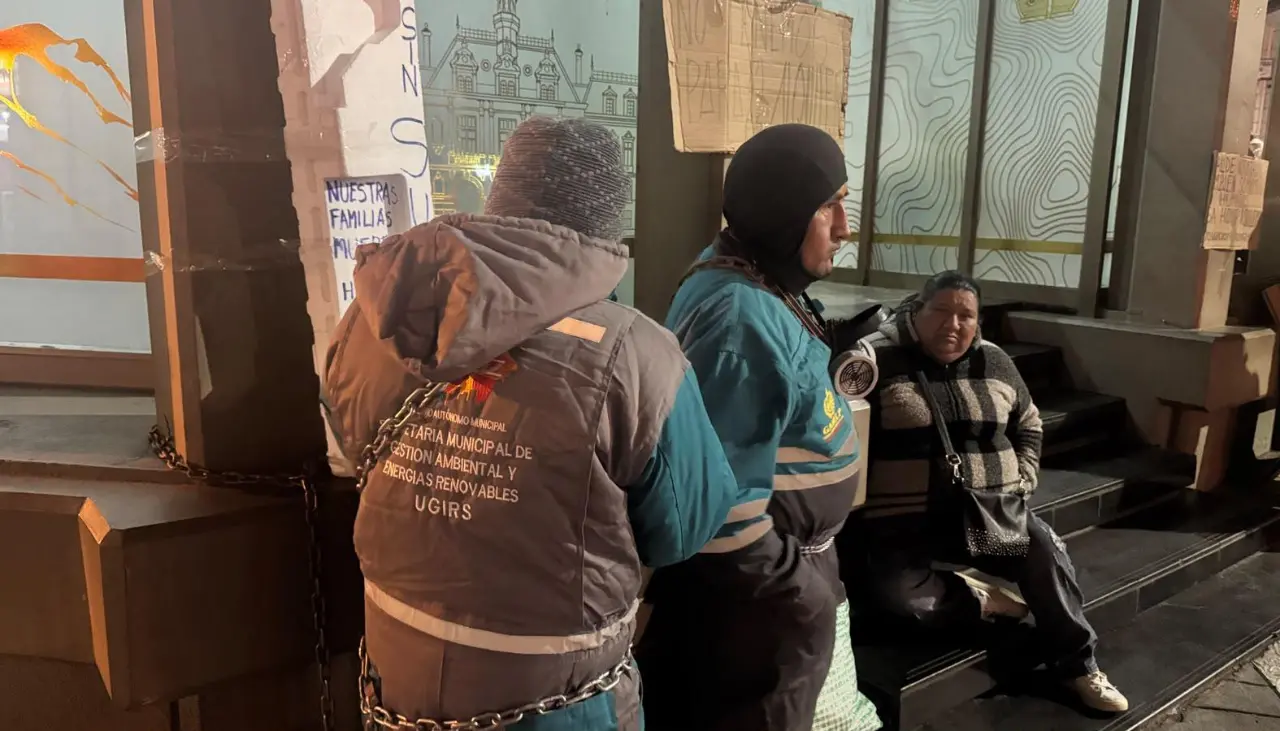 Trabajadores del relleno sanitario de Alpacoma se encadenan y denuncian siete meses de salarios adeudados
