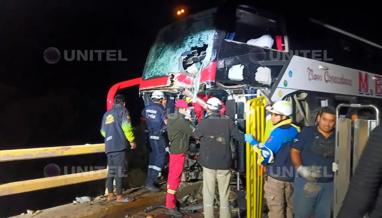 Accidente fatal en Cochabamba: Prueba revela que el conductor del camión que chocó contra un bus estaba en estado de embriaguez 