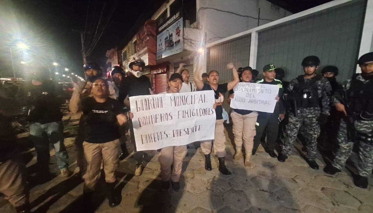 Santa Cruz: Gendarmes protestan en puertas de Fundamax y la Policía llega al lugar