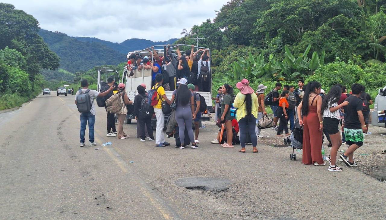 Bloqueos en Santa Cruz y Cochabamba dificultan los viajes a horas del feriado largo por Carnaval