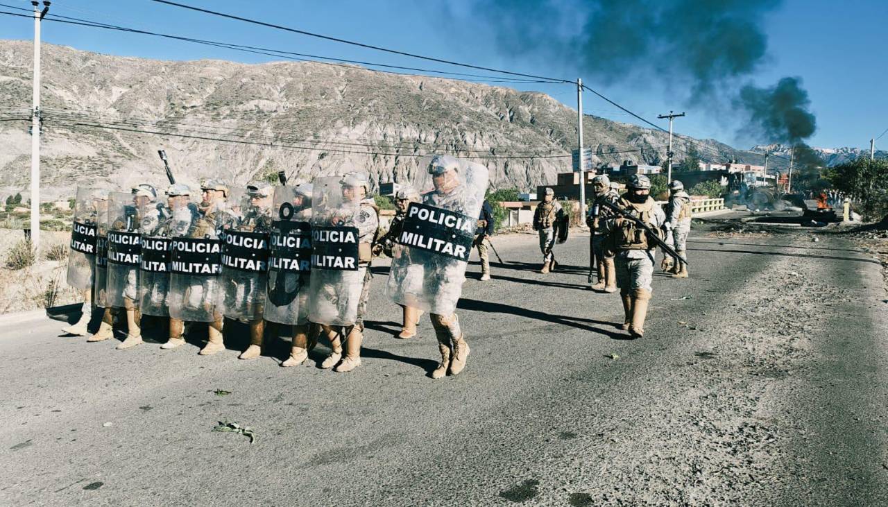 Tras desbloqueo, policías y militares resguardan la ruta a Mecapaca para el ingreso de alimentos a La Paz