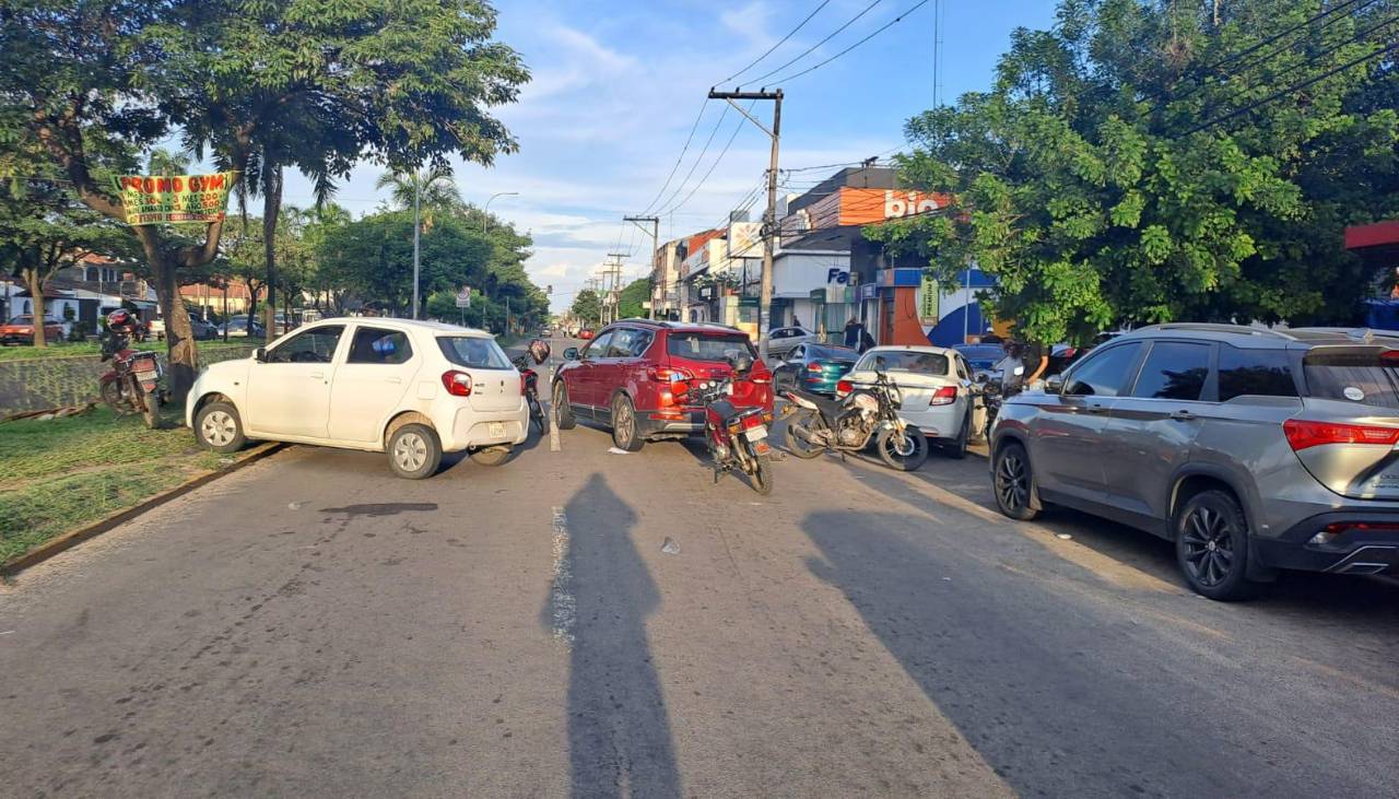 Filas en surtidores: Instalan un bloqueo en la avenida Virgen de Cotoca, cerca del segundo anillo