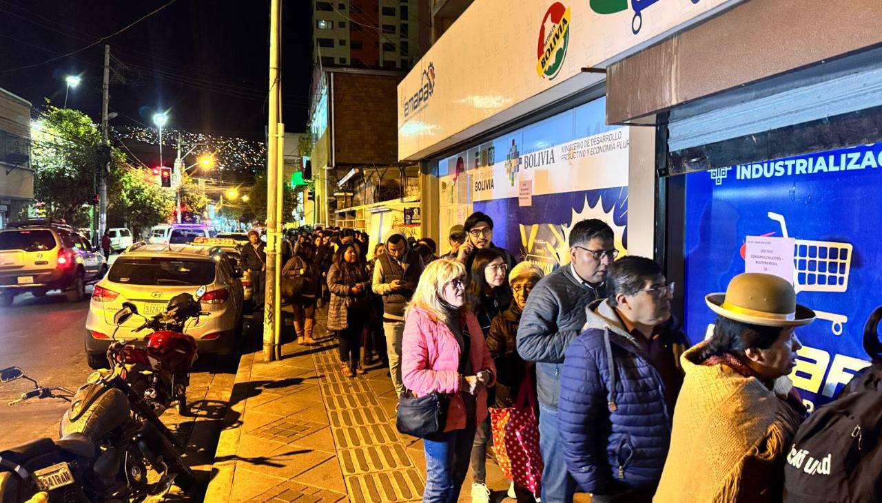 “Nos sentimos abandonados”: Familias que hacen filas para poder acceder un pollo piden una solución a los conflictos