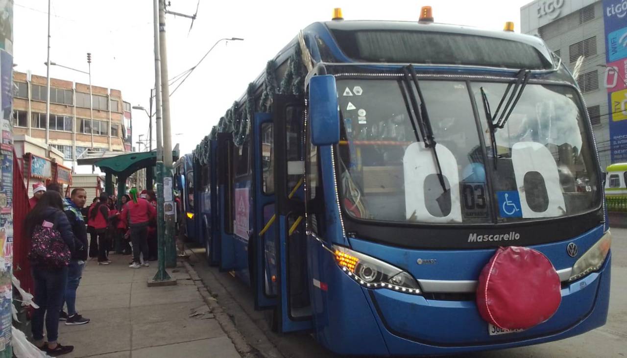 Navidad sobre ruedas: Buses municipales trasladan de forma gratuita a los niños de El Alto