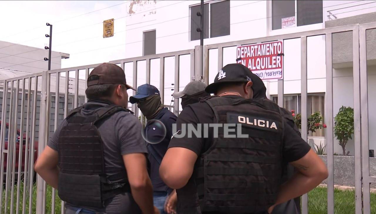 Dos delincuentes en motocicleta se llevan un maletín con dinero de una persona que entraba a su casa en la zona sur