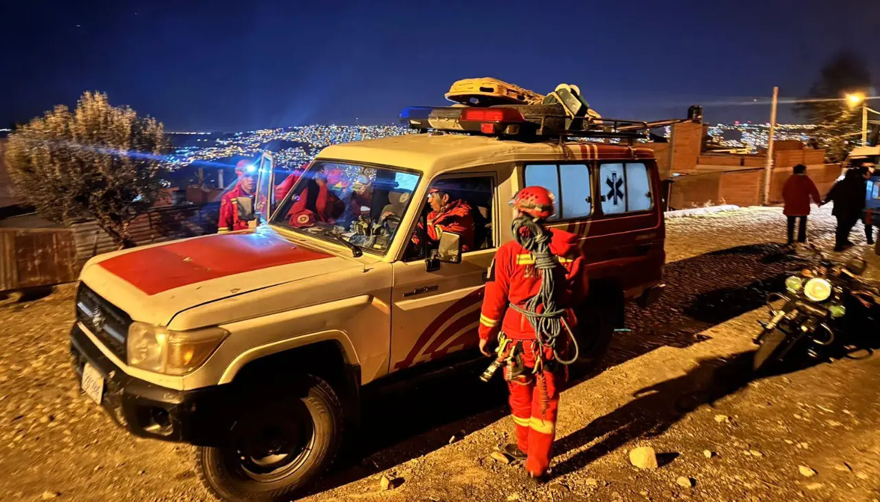 La Paz: Adolescente sufre graves heridas tras caer a un barranco de 200 metros, reporta Bomberos