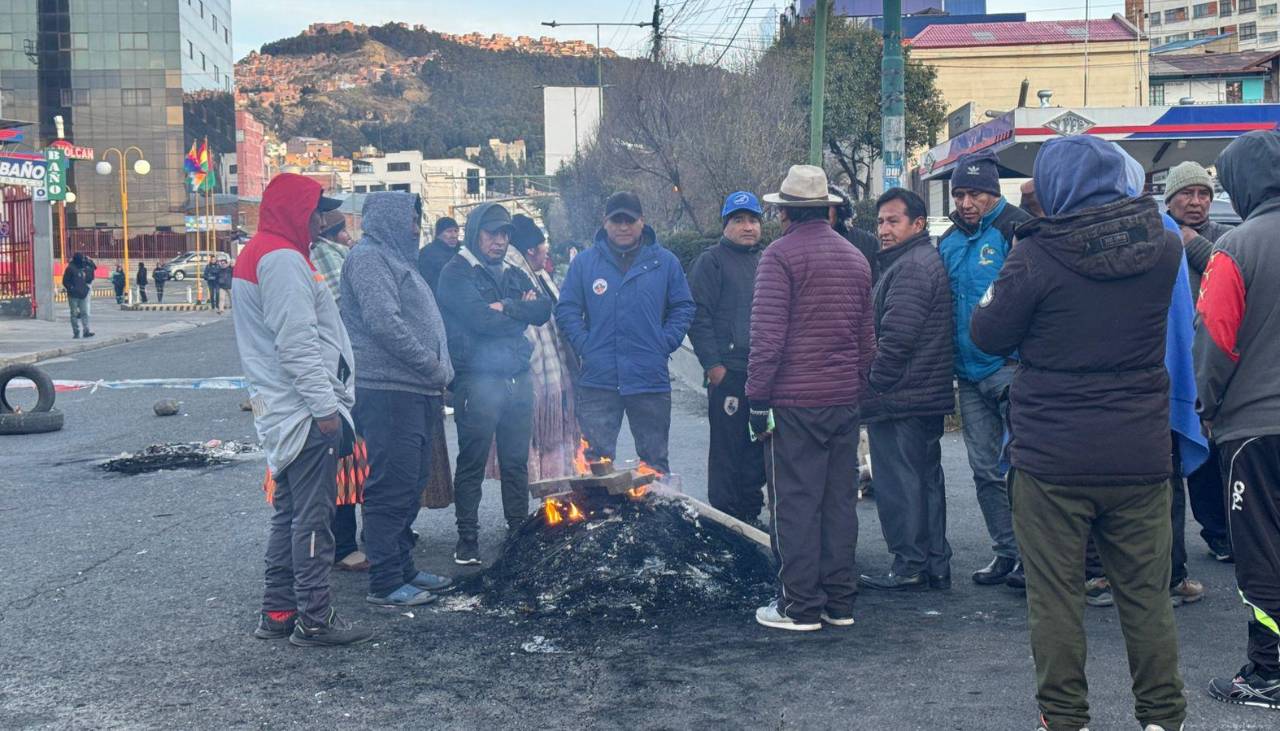 “¡Queremos gasolina!”: Los choferes forman filas por días en los surtidores y crece la molestia