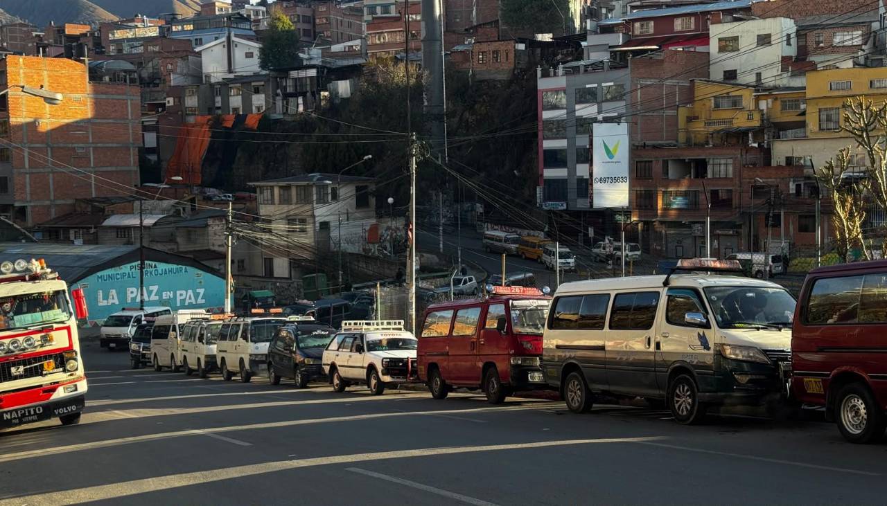 La Paz: Choferes señalan que hacen hasta una hora de fila para cargar GNV