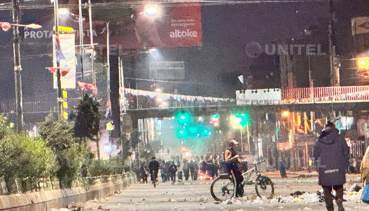 Reactivan bloqueos y prenden fogatas en la avenida Juan Pablo II de El Alto 