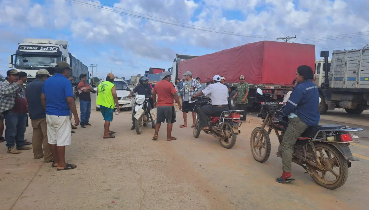 Choferes perjudicados por el bloqueo en Pailón instalan “trancas” y piden Bs 1 a mototaxistas y pasajeros