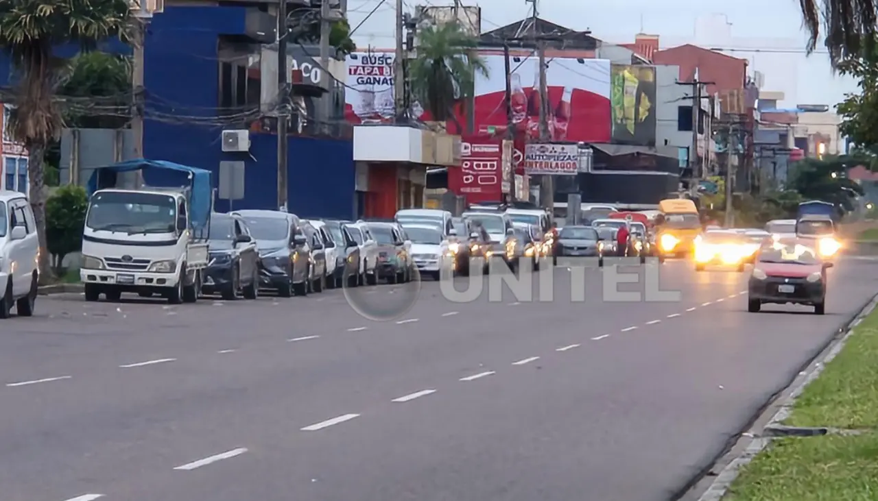 Santa Cruz: Se extienden las filas en los surtidores y conductores toman un carril de las vías