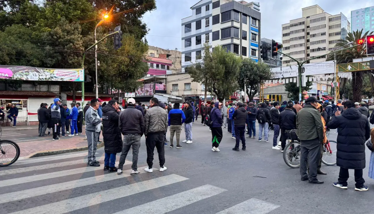 Choferes de La Paz y El Alto activan bloqueo contra el decreto que elimina la subvención de combustibles