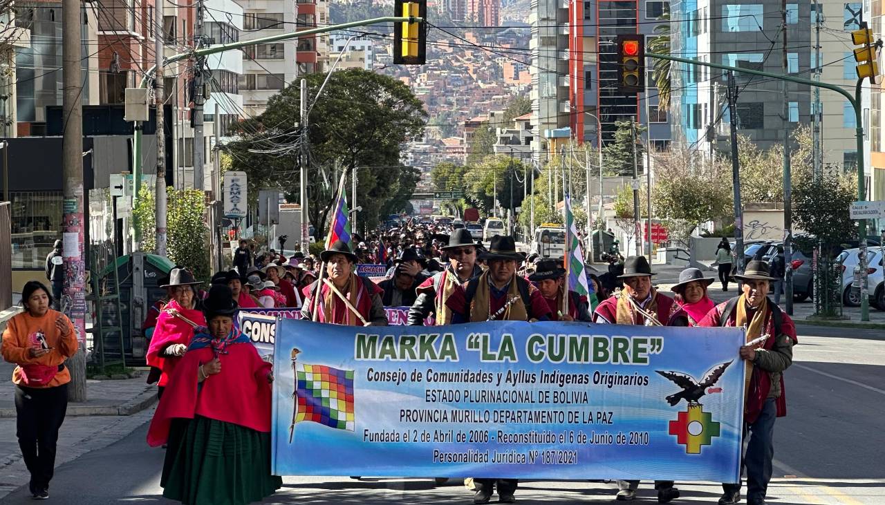 Campesinos del sur de La Paz marchan en el centro; un bloque de gremiales cierra la Ceja y El Alto sigue paralizado